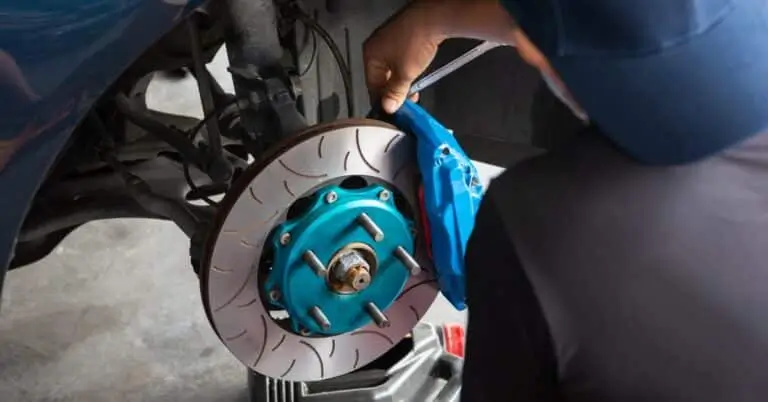 Brake Pads Fixing by Our Expert in UAE